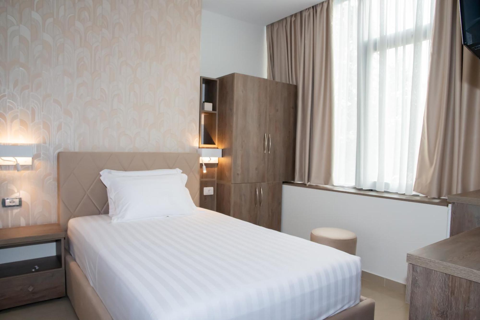 Alv Rent Rooms فلورا المظهر الخارجي الصورة