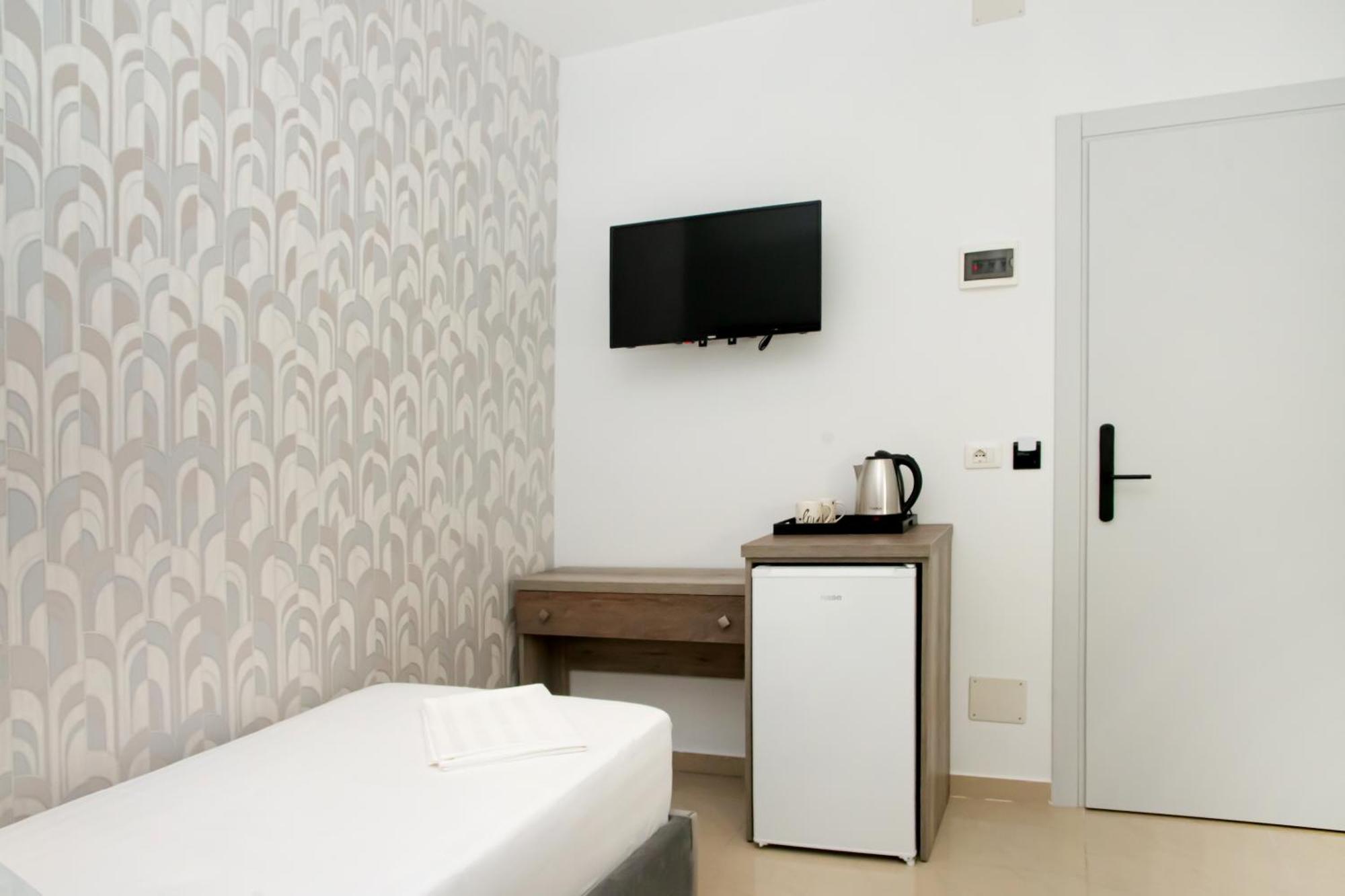 Alv Rent Rooms فلورا المظهر الخارجي الصورة